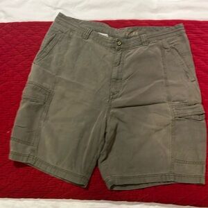 Tommy Bahama men’s green relax cargo shorts, size 38. Green